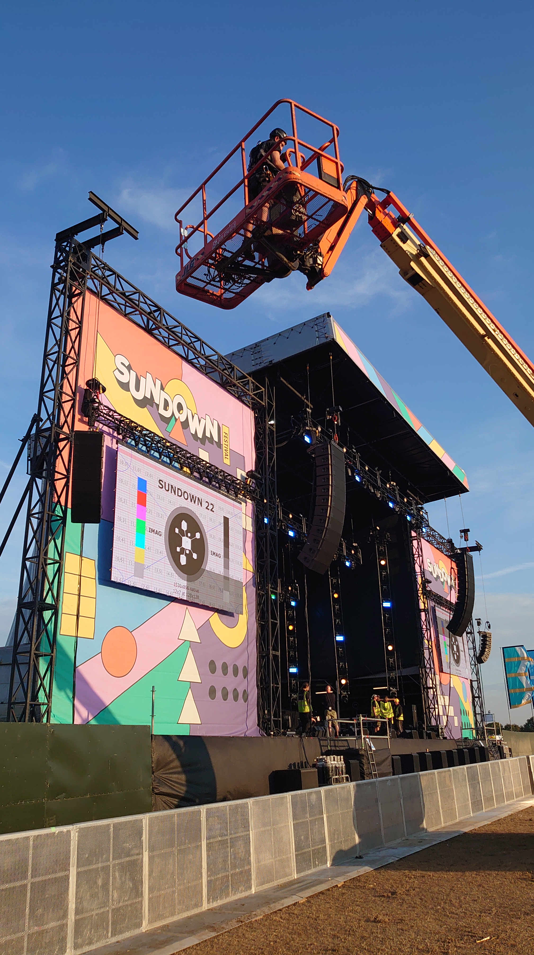 Sundown Festival rigging LED iMags